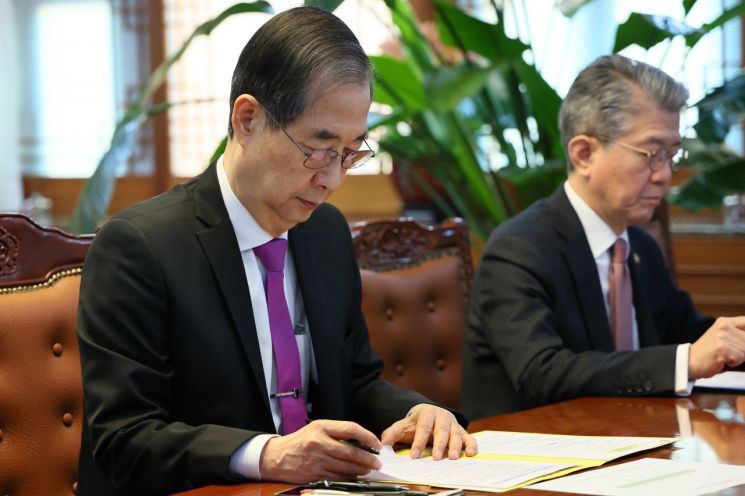 韓대행, 美관세부과에 "긴급 지원책 마련…모든 역량 쏟아야"(종합)