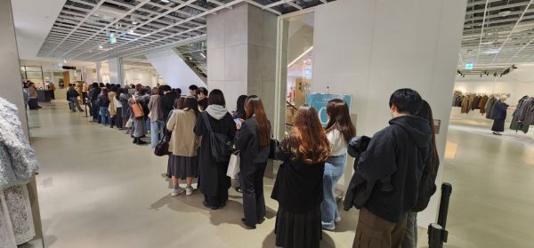 지난해 11월 현대백화점이 일본 도쿄에 위치한 쇼핑몰 파르코 시부야점에서 진행한 '더현대 글로벌' 팝업스토어에 입장하려는 고객들이 줄지어 서 있다. 현대백화점 제공.