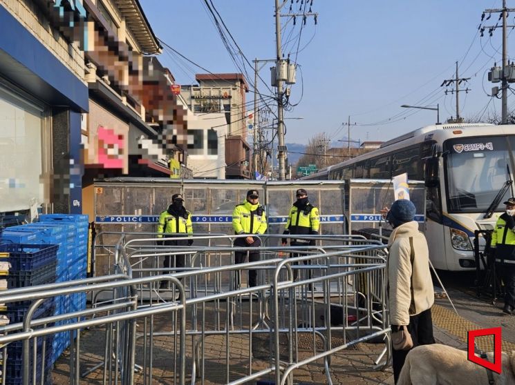 尹 탄핵선고 D-1, 경찰은 경계 총력…시민은 "나라 정상화" 기대