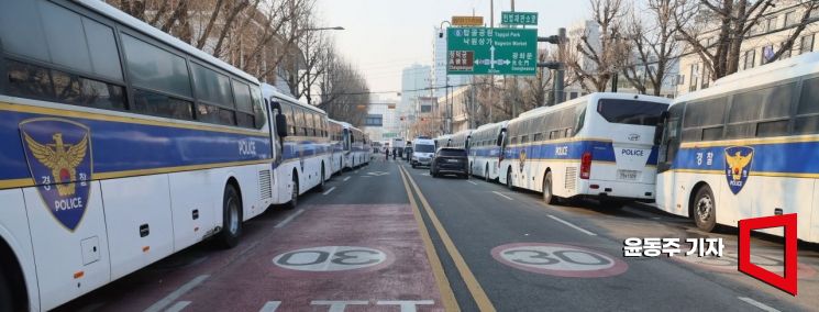 윤석열 대통령 탄핵심판 선고일을 하루 앞둔 3일 서울 종로구 헌법재판소 인근 도로가 통제되고 있다. 2025. 04. 03 윤동주 기자