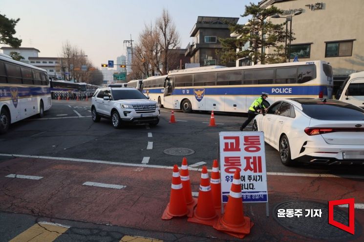 윤석열 대통령 탄핵심판 선고일을 하루 앞둔 3일 서울 종로구 헌법재판소 인근 도로가 통제되고 있다. 2025. 04. 03 윤동주 기자