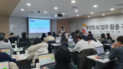 OK금융그룹 임직원들이 서울 중구 소재 본사에서 외부 인공지능(AI) 전문강사를 초빙해 AI 관련 교육을 진행하고 있다. OK금융그룹