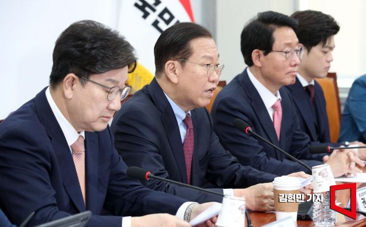 美상호관세 발표에도 '네탓 공방'…與 "탄핵 멈춰야"vs"尹즉각 파면"