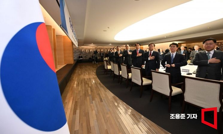 [포토] 국민의례하는 민관합동 회의 참석자들