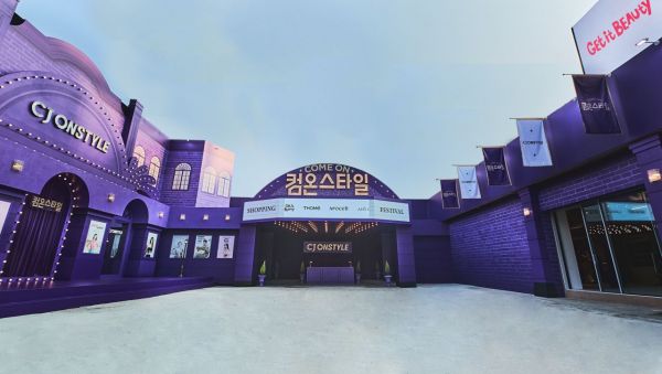CJ온스타일이 연중 최대 행사 컴온스타일을 맞아 성수에 첫 팝업스토어를 열었다. CJ온스타일 쇼케이스 팝업 전경. CJ온스타일 제공.