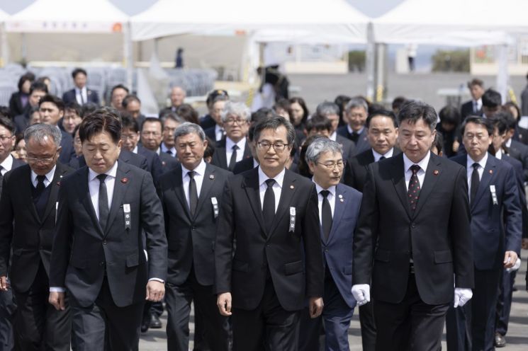 '제주 4·3추념식' 참석 김동연 "특별법 개정안 빨리 통과되길 기원"