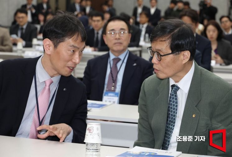 이창용 한국은행 총재(오른쪽)와 이복현 금융감독원장이 지난 4월3일 서울 중구 은행회관에서 열린 '부동산 신용집중 : 현황, 문제점 그리고 개선방안' 컨퍼런스에 참석해 대화를 하고 있다. 조용준 기자