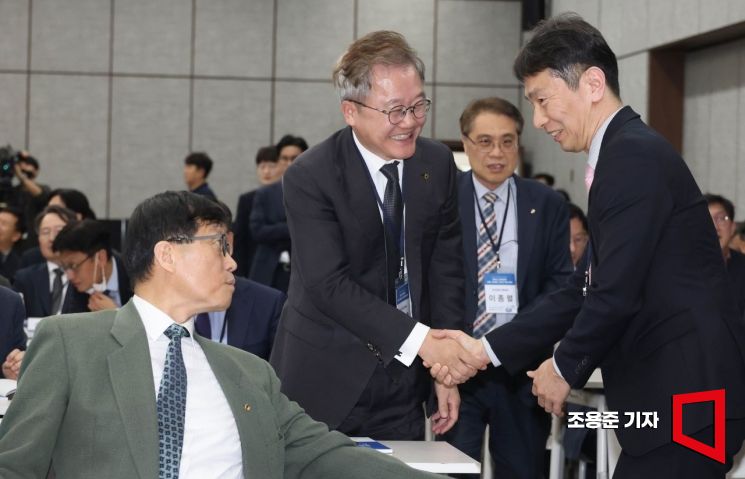 [포토] 인사하는 이창용 총재, 이복현 원장, 강석훈 회장