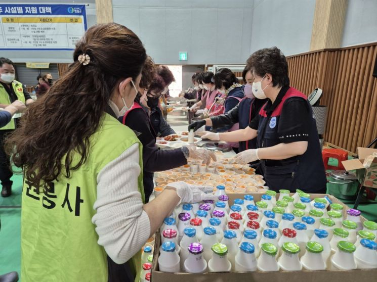 전국서 모인 644개 단체 1만여명, 경북 산불 피해 이재민 돕는 자원봉사 구슬땀 