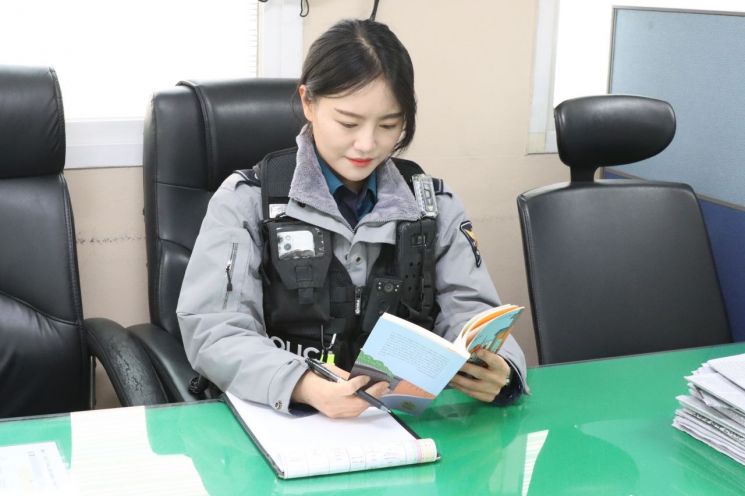 [MZ순경]’가만히 안아줄 수 있는 경찰 되고파’...시 쓰는 순경