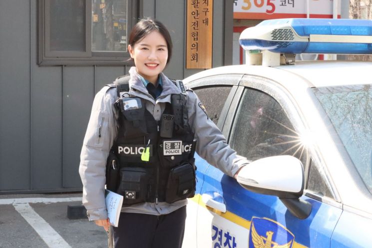 [MZ순경]’가만히 안아줄 수 있는 경찰 되고파’...시 쓰는 순경