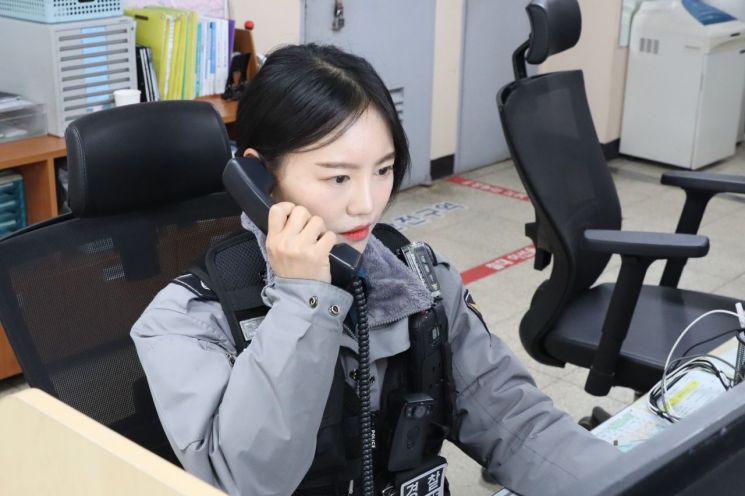 [MZ순경]’가만히 안아줄 수 있는 경찰 되고파’...시 쓰는 순경