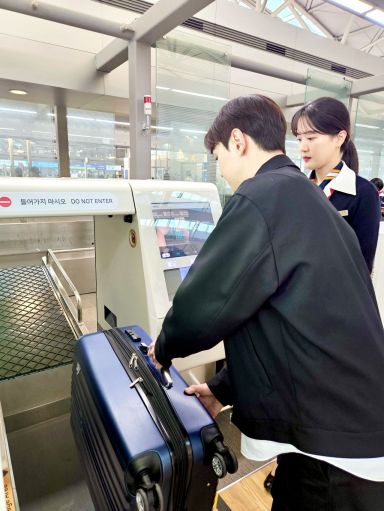 이스타항공 탑승객이 인천국제공항에서 '셀프 백드롭 서비스'를 이용하고 있다. 이스타항공 제공