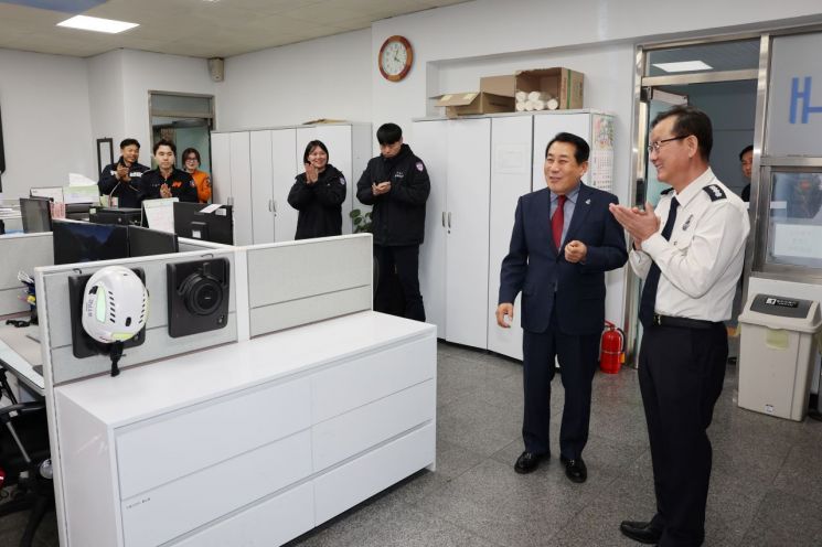 나동연 양산시장이 산불 피해를 최소한으로 막아낸 양산소방서를 방문했다. 양산시 제공