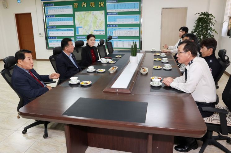 산불 대응 양산소방서를 방문한 나동연 양산시장(왼쪽).