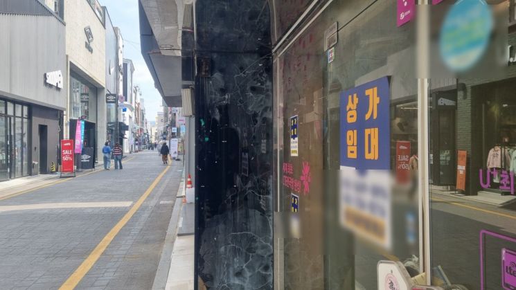 3일 오후  광주 동구 충장로 일대 한 폐업한 점포 창문에 상가 임대 문의를 알리는 광고문이 붙어있다.  민찬기 기자