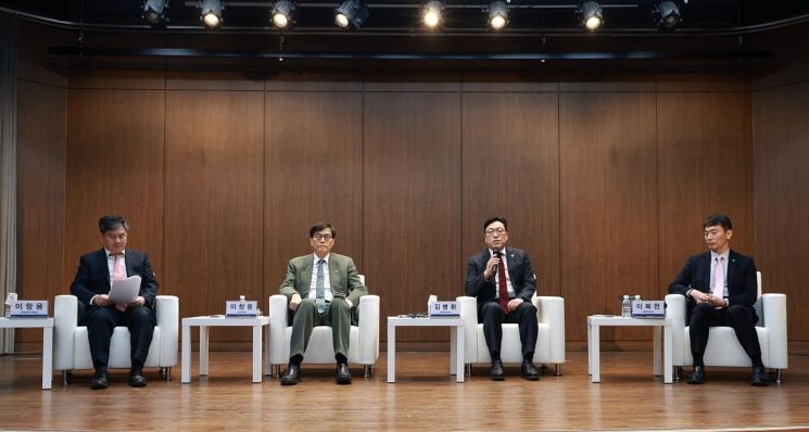 김병환 금융위원장(오른쪽에서 두번째)이 3일 오후 서울 중구 은행회관에서 개최된 한은-금융연 공동 정책 컨퍼런스에 참석했다. 이항용 한국금융연구원장(왼쪽)이 진행을 맡은 특별대담에서 김 위원장이 이창용 한국은행 총재(왼쪽에서 두번째), 이복현 금융감독원장과 대담을 나누고 있다. 금융위원회 사진제공.