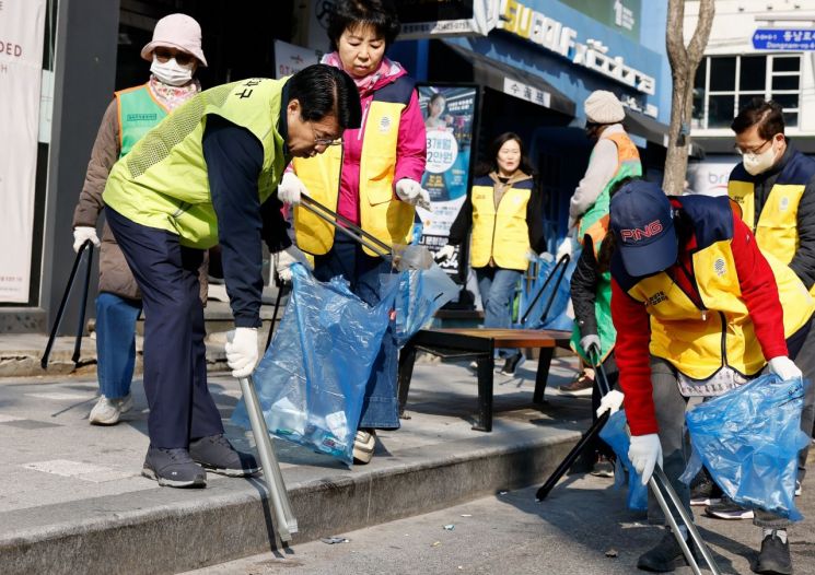 서강석 송파구청장 주민들과 새봄맞이 마을 대청소