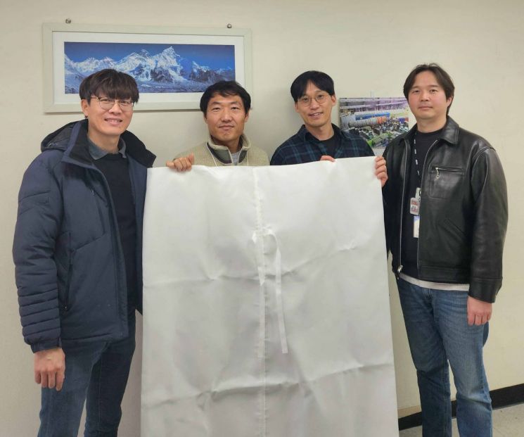 원자력연이 국내 최초로 비분산 포장재 소프트백을 개발, 국내에선 처음으로 한국원자력환경공단의 사용 승인을 받았다. 연구팀 구성원들이 기념촬영을 하고 있다. 한국원자력연구원 제공