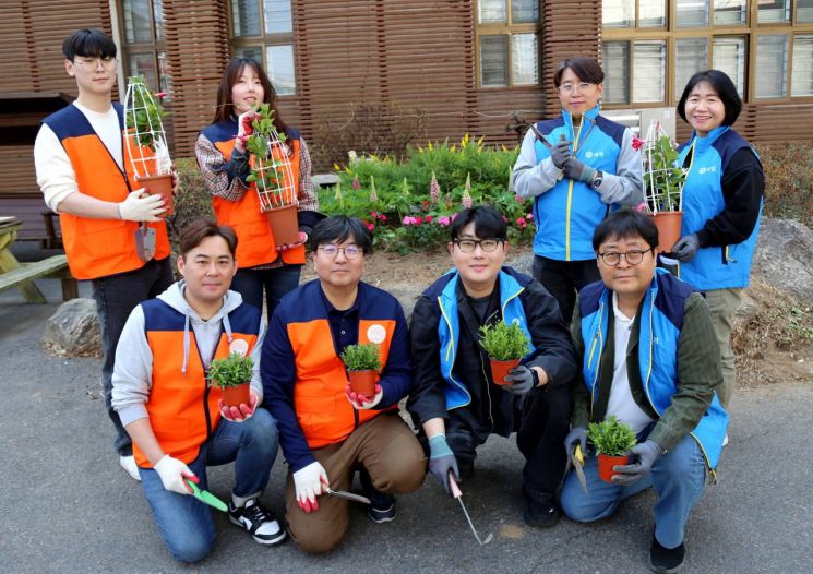 애경산업, 식목일 맞아 아동보육시설서 꽃밭 가꾸기 행사