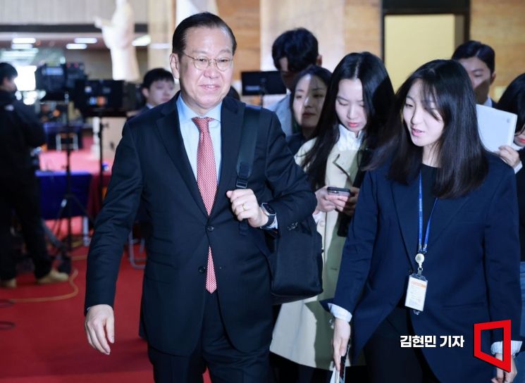 與 지도부, 상기된 표정 속 긴장감…국회서 尹 선고 시청 예정