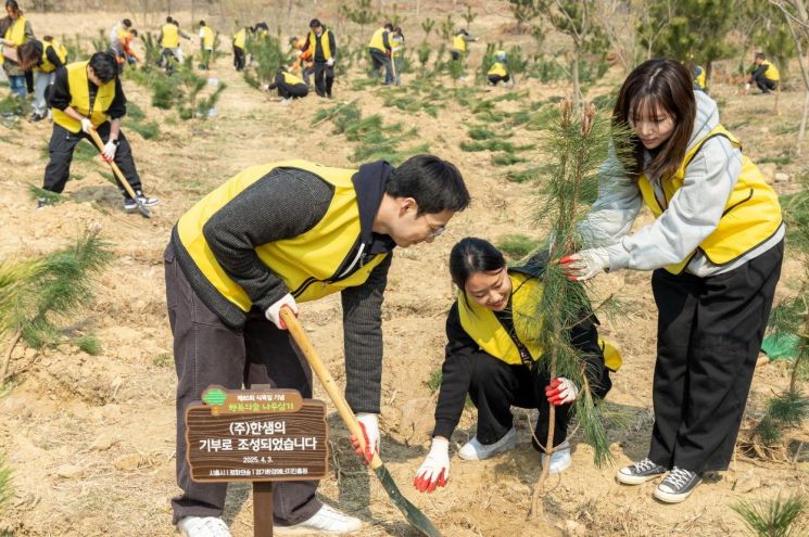 한샘 임직원, 식목일 앞두고 시흥 '행복의숲' 봉사 참여