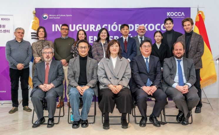 스페인 비즈니스센터는 지난 1월 24일 주스페인 한국문화원에서 현지 유관기관 및 기업 관계자 등이 참석한 가운데 개소식을 성료했다. 앞줄 왼쪽부터 에밀리오 미구엘 칼라비아 스페인 외교부 카사 아시아 마드리드 총괄 디렉터, 유현석 콘진원 원장직무대행, 장미란 문화체육관광부 제2차관, 장현철 주스페인 한국대사관 공사, 파블로 콘데 코랄 스페인 무역투자진흥청(ICEX) 총괄 디렉터, (뒷줄 왼쪽부터) 로베르토 쿠에토 마드리드 카를로스 3세 대학 영상 커뮤니케이션 교수, 디아나 브루노 스페인 무역투자진흥청(ICEX) 디렉터, 다니엘 토마스 살롱 데 코믹 콘텐츠 마케팅 디렉터, 메리첼 푸이그 살롱 데 코믹 총괄 디렉터, 변미영 스페인 비즈니스센터장, 신재광 주스페인 한국문화원장, 호세 프랜시스코 에레라 안토나야 마드리드시 국제관계국 총괄 디렉터, 장민 부부 인플루언서, 알렉산더 해프너 배우 겸 모델.