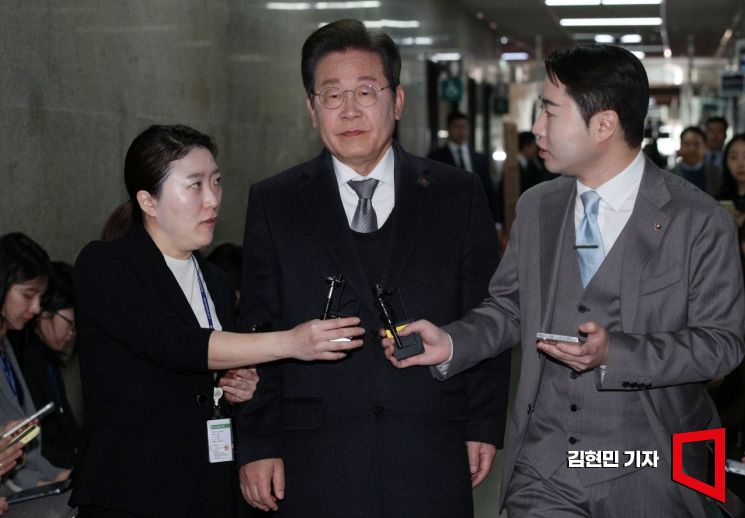 [포토] 윤 대통령 탄핵심판 선고 앞두고 최고위 향하는 이재명