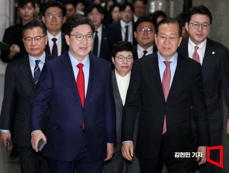 권영세 국민의힘 비상대책위원장과 권성동 원내대표가 윤석열 대통령 탄핵심판 선고일인 4일 국회에서 열린 비상대책위원회의에 참석하고 있다. 2025.4.4 김현민 기자