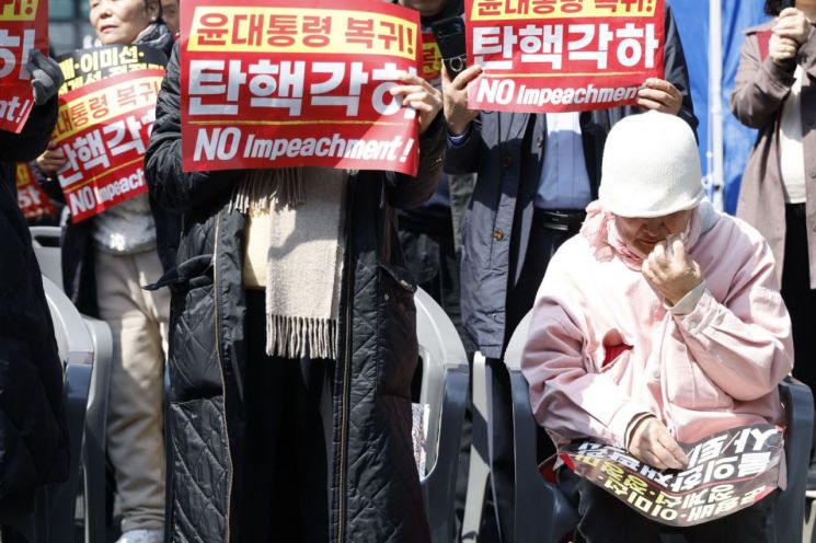 [포토] 슬픔에 잠긴 윤 대통령 지지자들
