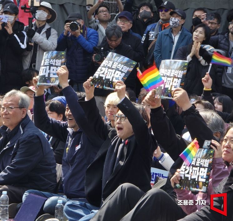 [포토] 인용에 환호하는 시민들