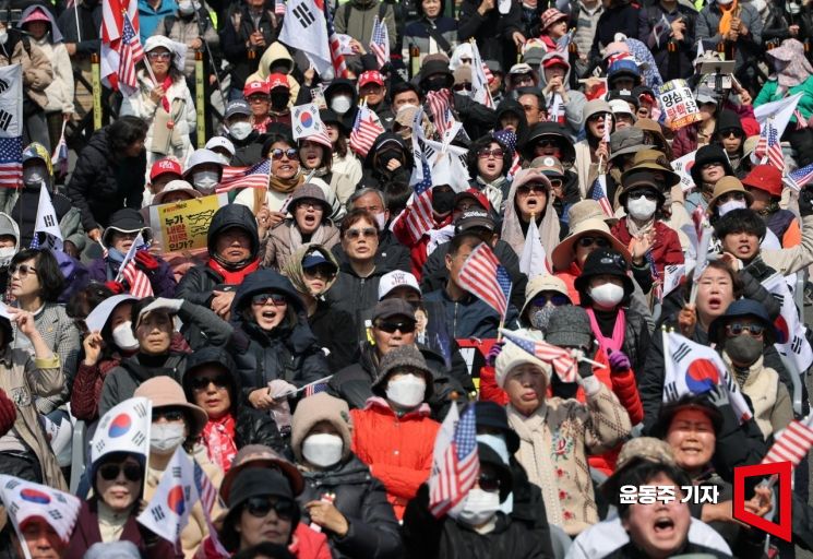 [윤석열 파면] 자유통일당 "인정못해…시민 불복종 투쟁 벌일 것"