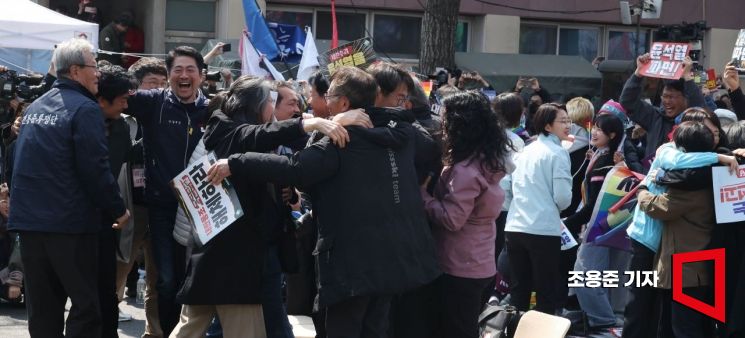 [포토] 얼싸 안고 환호하는 시민들