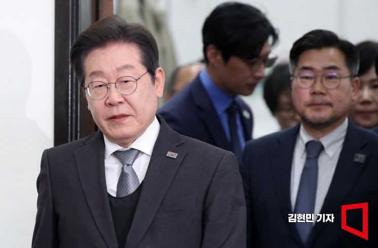 Democratic Party's Presidential Hopefuls in Quiet Tension Ahead of Primary Battle