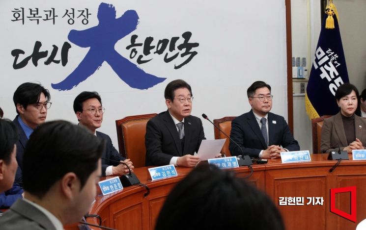 [포토] 이재명 "빛의 혁명으로 국민들이 민주주의 부활시켜"