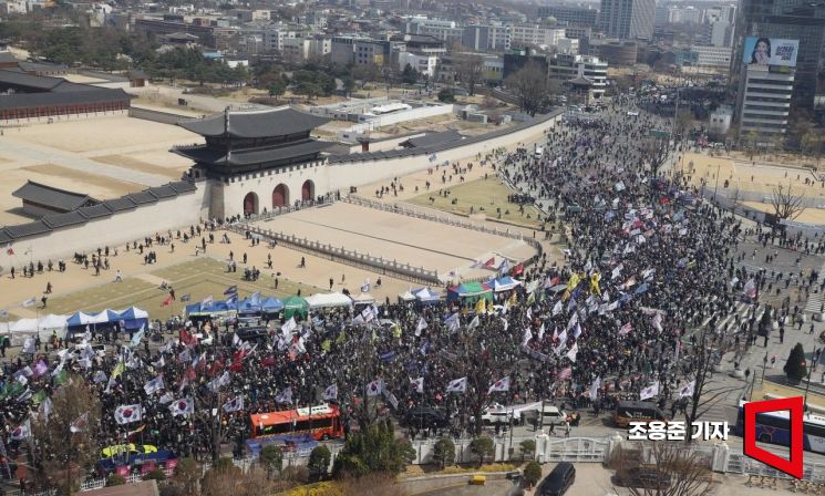 [포토] 거리행진 하는 시민들