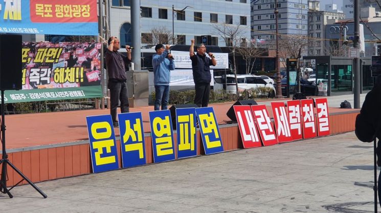 [윤석열 파면] "한국 민주주의 부활"…환영·눈물·환호성