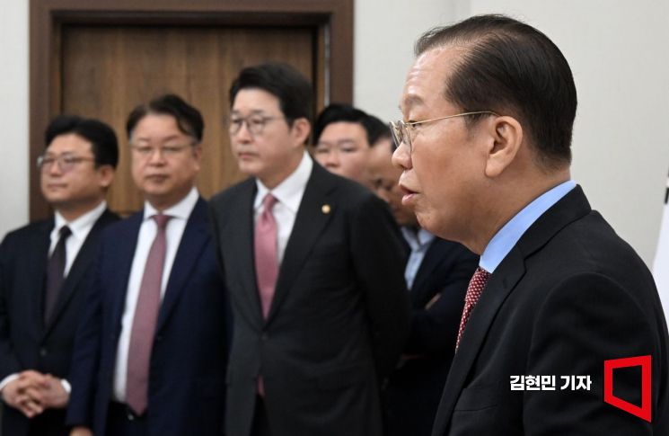 [포토] 침통한 국민의힘…권영세 "안타깝지만, 헌재 결정 겸허히 수용"