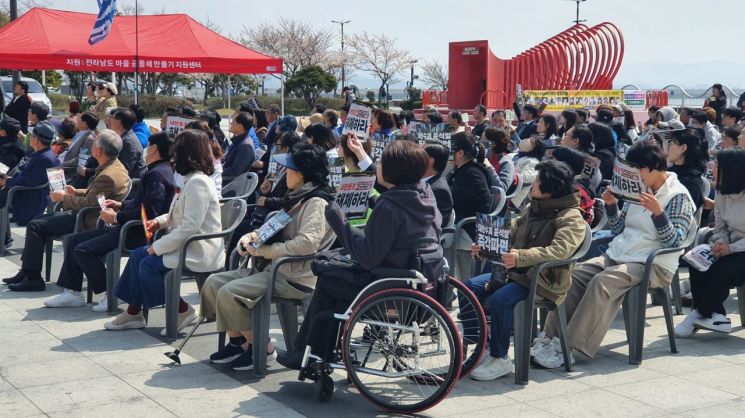 [윤석열 파면] "한국 민주주의 부활"…환영·눈물·환호성
