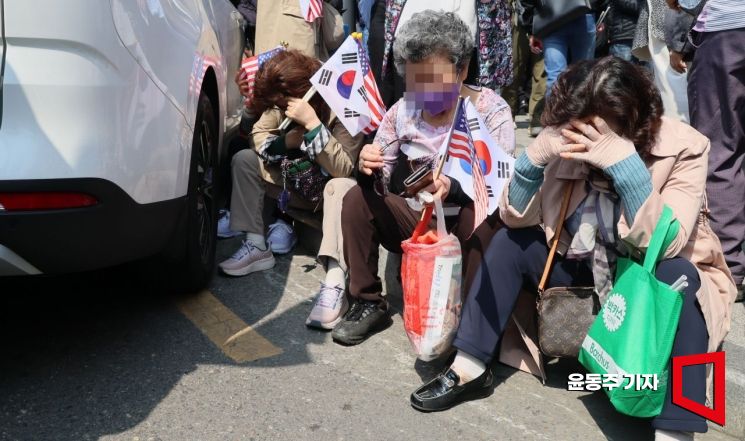 [포토] 고개 떨군 윤석열 지지자들