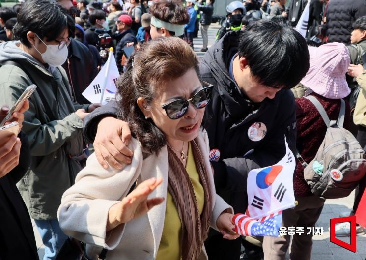 [포토] 탄핵선고에 오열하는 윤석열 지지자들