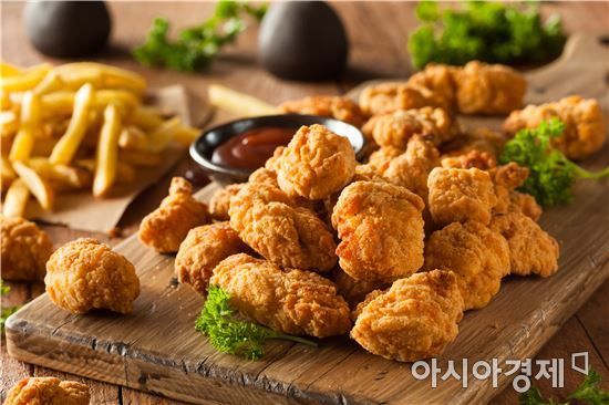 "퇴근 후 치맥이 유일한 낙인데…" 치킨값 부담에 뜨는 마트·냉동 치킨[주머니톡]      