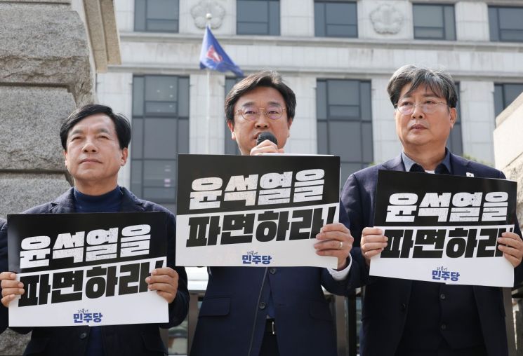 [윤석열 파면]野 이용우 "다시는 이런 불행한 헌정사 반복되지 않아야" 