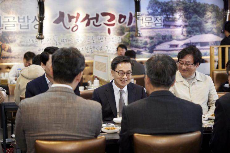 김동연, 4일 폐업 걱정 SNS속 '저의 어무니 가게…' 찾아 점심 식사