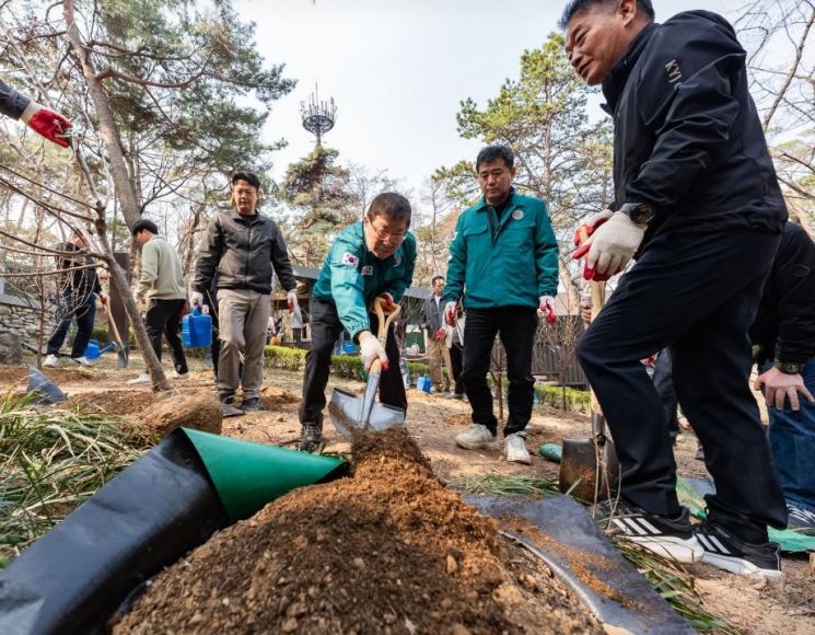 김경호 광진구청장 식목일 맞아 ‘탄소중립 나무 심기’ 나서  