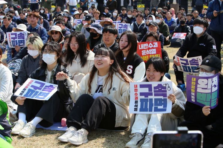[윤석열 파면] ‘만장일치 인용’ 바란 이들, 창원광장서 우리가 이겼다”
