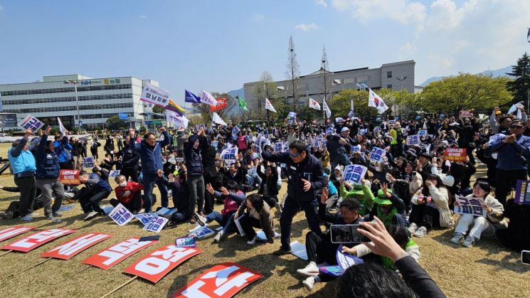 [윤석열 파면] ‘만장일치 인용’ 바란 이들, 창원광장서 우리가 이겼다”