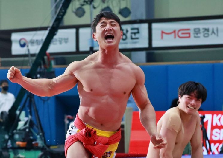 울주군 해뜨미씨름단 김덕일 선수가 평창 오대산천장사씨름대회 소백장사에 등극하며 환호하고 있다. 울주군 제공