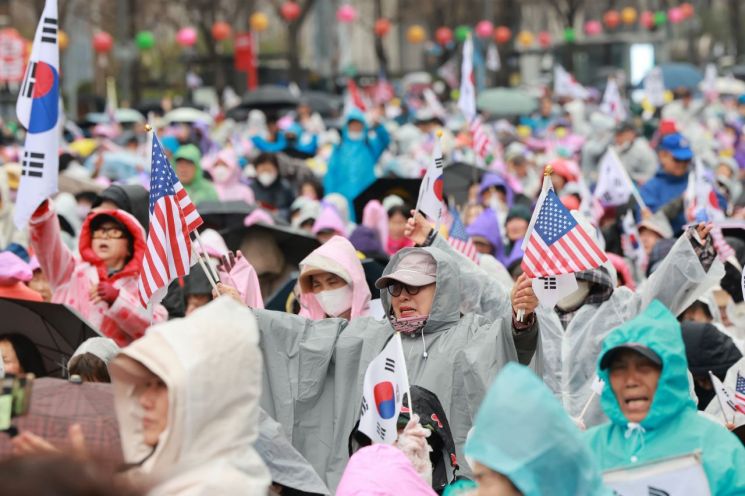 [윤석열 파면]광화문에 모인 尹 지지자들…"사기탄핵" "조기대선 거부"