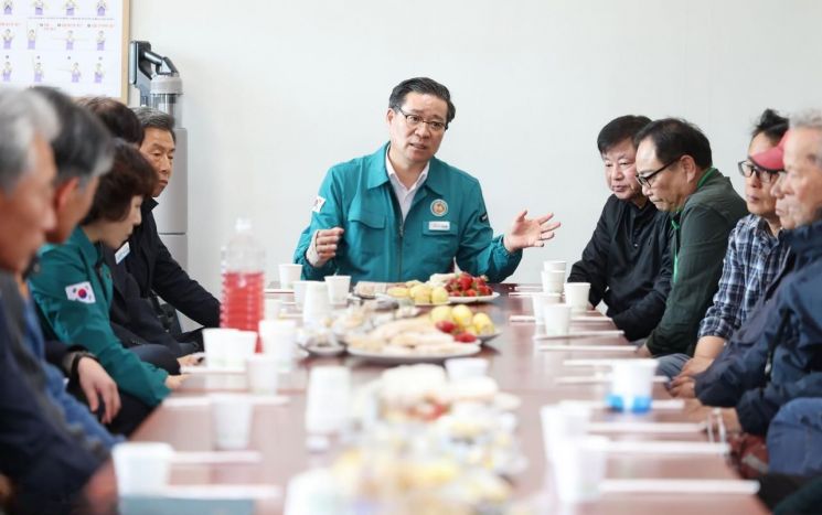 진병영 함양군수, 농업 현장 직접 찾아가 주민들의 애로사항 청취